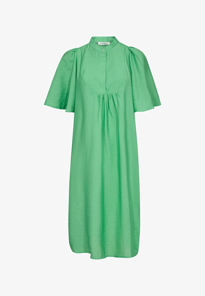 Rochie verde, până la genunchi, fabricată dintr-un material neted. Prezintă un guler înalt, mâneci scurte cu volane și o închidere prin butoane la gât.