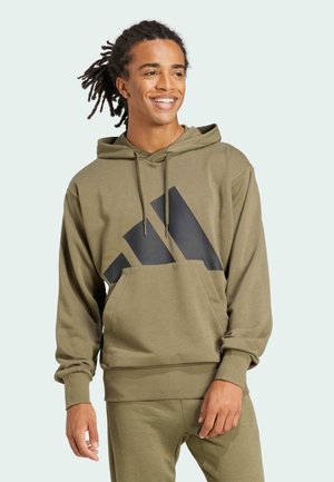 Oliven grøn hoodie med et stort sort grafisk design, justerbar snor i hætten, frontlomme i kængurustil og ribbede manchetter.