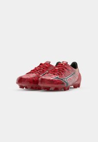 Rote Fußballschuhe mit geometrischem Muster, leichtem Material, strukturiertem Finish, schwarzem Innenleben und geformten Stollen für bessere Traktion.