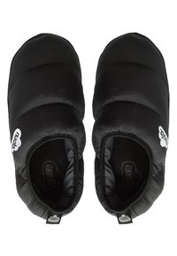 Zapatillas de interior negras acolchadas con un exterior suave, forma redondeada y forro interior suave. Logo de la marca visible en el costado.