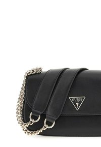 Borsa a tracolla in pelle nera con doppi manici, dettagli in catena argentata, placca logo triangolare e texture liscia con accenti di cucitura.