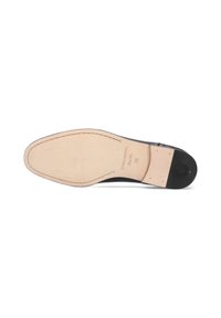 Zwarte lederen schoenzool met een gladde beige binnenzool, voorzien van afgeronde randen, stikdetails en een rond logo dat op de hiel is geperst.