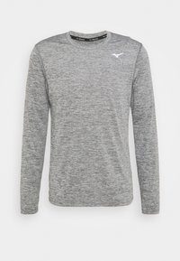 Graues langärmliges Sportshirt aus strukturiertem Stoff mit Rundhalsausschnitt und einem dezenten Logo auf der linken Schulter.