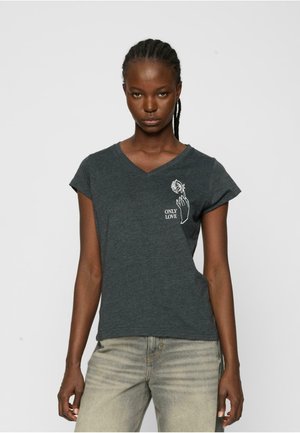 T-shirt gris foncé en V fabriqué en matériau doux, avec un design graphique blanc représentant une main tenant une rose et le texte "SEULEMENT L'AMOUR."