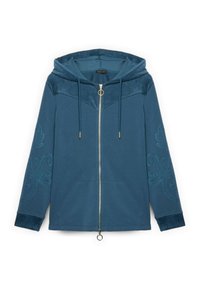 Blauer Kapuzenpullover mit strukturiertem Kapuzenbereich, Reißverschluss vorne und Taschen. Verfügt über dekorative Stickereien an den Ärmeln und einer glatten Stoffoberfläche.