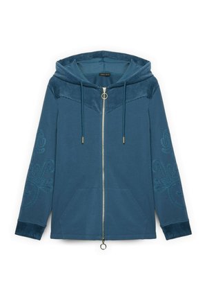 Sudadera azul con capucha texturizada, cierre frontal con cremallera y bolsillos. Presenta bordados decorativos en las mangas y un acabado de tejido suave.
