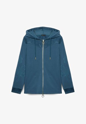 Sudadera azul con capucha texturizada, cierre frontal con cremallera y bolsillos. Presenta bordados decorativos en las mangas y un acabado de tejido suave.