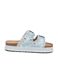 Lichtblauwe denim slip-on sandalen met versleten randen, gestikte accenten en een gevlochten jute plateauzool met een gestructureerde zwarte onderkant.