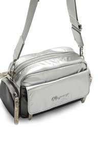 Silberne metallic-farbene Umhängetasche mit kontrastierendem schwarzem Boden, Reißverschlussfächern, strukturierten Schlangenmuster-Akzenten und verstellbarem Riemen.