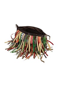 Brun stofpose med farverig, mønstret frynser i grønne, gule, røde og brune toner; har lynlås og håndtag til at bære.