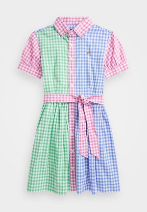 Sukienka z krótkim rękawem, zapinana na guziki z przodu, z różowym kołnierzykiem i paskiem w kratkę gingham, zielonym lewym panelem w kratkę i niebieskim prawym panelem w kratkę.