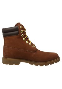 Braune Leder-Stiefelette mit goldenen Ösen, braunem gepolstertem Kragen und rutschfester Gummisohle. Die Seitenansicht hebt die glatte Textur und das Schnürdetail hervor.