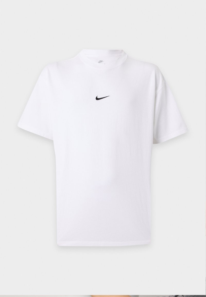 Hvid T-shirt med korte ærmer med sort Nike swoosh-logo centreret på brystet og en enkel rund halsudskæring.