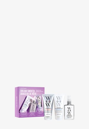 Color Wow Dream Smooth reisset met shampoo, conditioner en Dream Coat spray in witte en doorzichtige flesjes naast paarse verpakking.