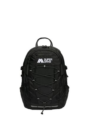 Zaino nero con logo, caratterizzato da una superficie testurizzata, cordino elastico frontale regolabile, più scomparti e spallacci imbottiti.