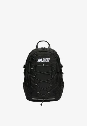 Zaino nero con logo, caratterizzato da una superficie testurizzata, cordino elastico frontale regolabile, più scomparti e spallacci imbottiti.