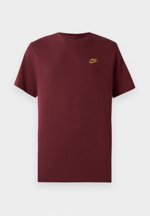 Bordeauxrotes Nike-T-Shirt mit kurzen Ärmeln und goldenem Nike-Logo auf der linken Brust, einfaches Rundhalsausschnitt-Design, vor weißem Hintergrund präsentiert.