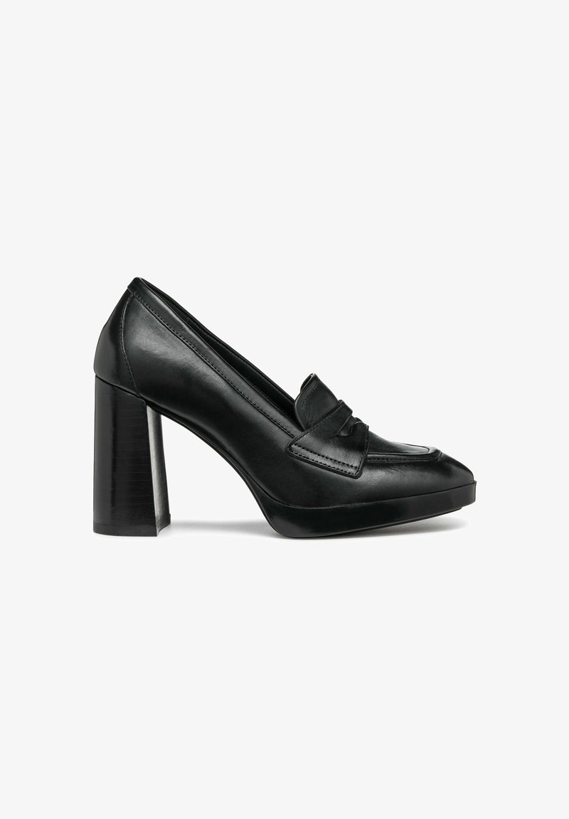 Mocassins à talons hauts en cuir noir avec un bout pointu, des détails matelassés et un talon en bloc texturé. Fini lisse avec des accents minimaux.