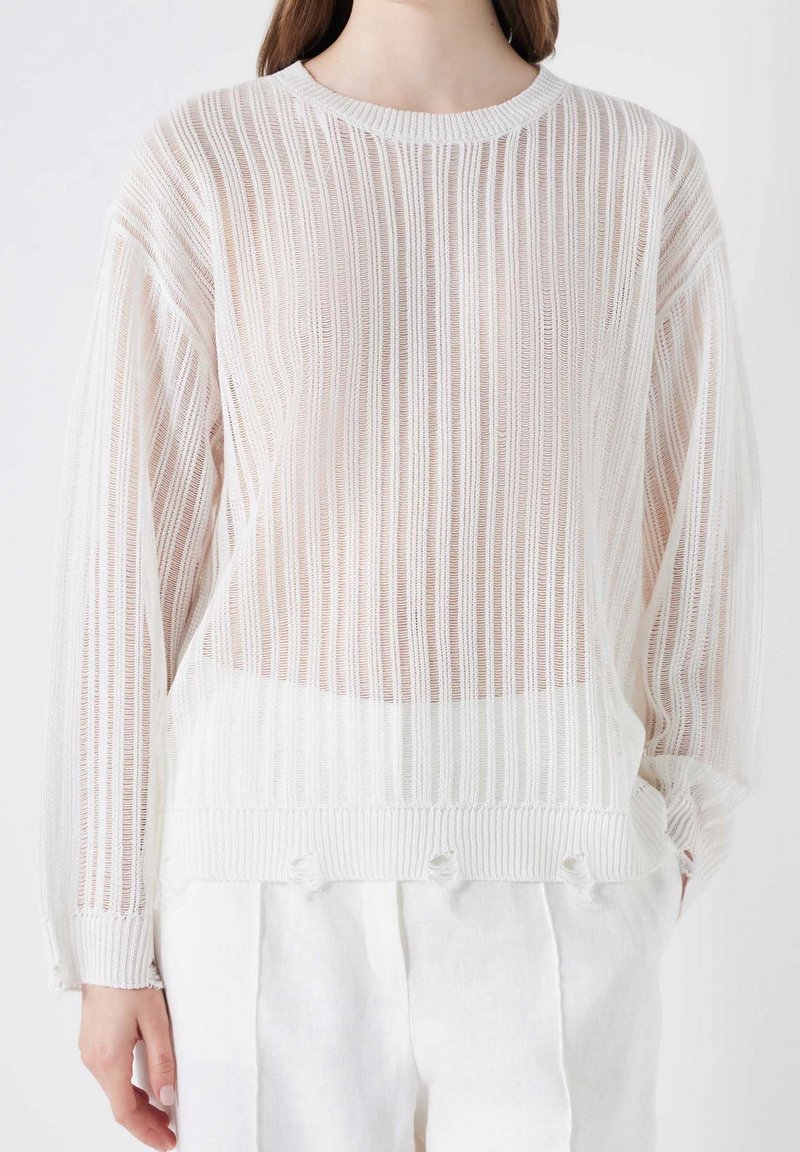 Pull blanc en maille transparente avec rayures verticales, col rond côtelé et ourlet, manches longues et accents effilochés aux poignets et au bas.