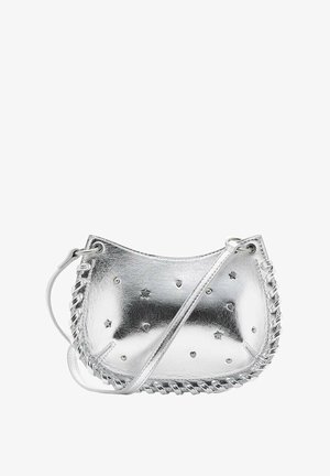 Srebrna skórzana torebka o zaokrąglonym kształcie, ozdobiona ćwiekami w kształcie gwiazd i serc, z plecionym wykończeniem krawędzi oraz paskiem na ramię do noszenia.