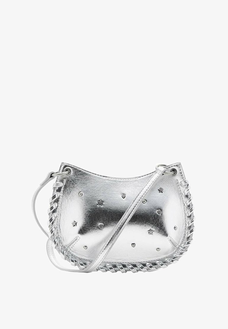 Strieborná kožená kabelka s krivolakým tvarom, ozdobená hviezdičkami a srdcovými nitmi, s detailmi prieplietanej lemovacej časti a ramenným popruhom na nosenie.