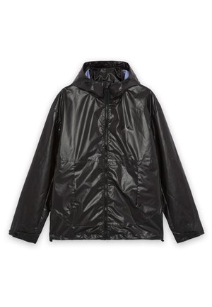 Schwarze glänzende wasserdichte Kapuzenjacke mit Frontreißverschluss, zwei Fronttaschen und verstellbaren Handgelenkriemen, dargestellt vor weißem Hintergrund.