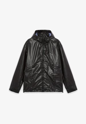 Schwarze glänzende wasserdichte Kapuzenjacke mit Frontreißverschluss, zwei Fronttaschen und verstellbaren Handgelenkriemen, dargestellt vor weißem Hintergrund.