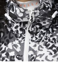 Grå och vit mönstrad jacka med hög krage, frontdragkedja och justerbara dragsnören med svarta detaljer.