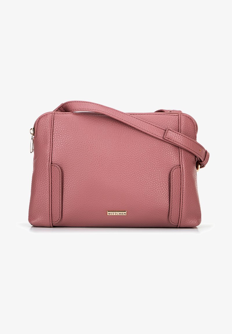 Texturiertes pinkes Lederhandtasche mit Reißverschluss, verstellbarem Schultergurt, Seitentaschen und einer goldenen Markenlogo-Plakette.