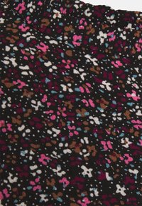 Musta kangas, jossa on värikäs, abstrakti täpläkuvio pinkillä, valkoisella, ruskealla ja sinisellä, pehmeällä ja tekstuurilla.