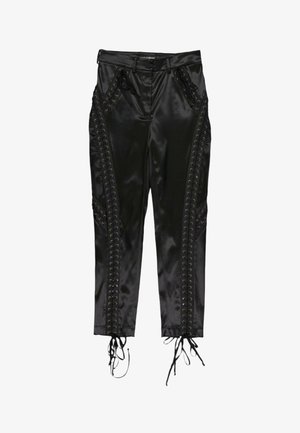 Pantalon en satin noir avec des détails à lacets sur les côtés, les poches et les bas de jambes, avec une bordure à œillets et une coupe ajustée.