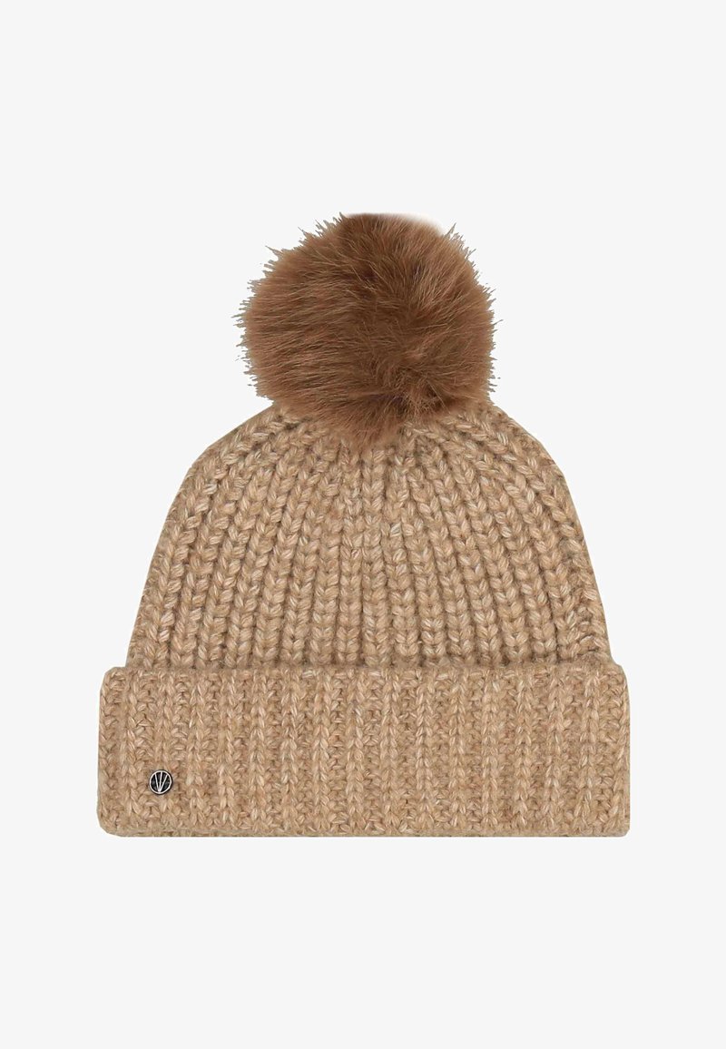 Béžová chunky pletená čiapka s preloženým lemom a veľkým chlpáčom na vrchu, s malým okrúhlym kovovým logom na okraji lemu.