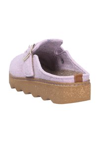 Lilasfarbene Filzclogs mit einer Korksohle, ausgestattet mit einer Metallbuckle und einer strukturierten Innensohle. Der Absatz ist leicht erhöht und mit einem gewellten Design versehen.