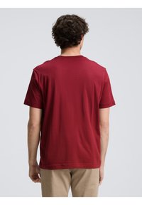 TOM TAILOR LOGO TEE - Camiseta estampada - burned cordovan red