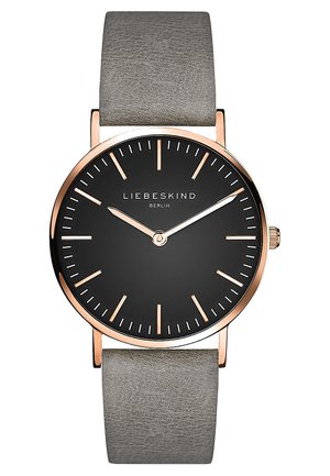 Analoge Uhr mit schwarzem Zifferblatt, goldenen Zeigern und Markierungen sowie einem grauen Lederarmband. Runder Gehäuse mit minimalistischem Design und Markenlogo.