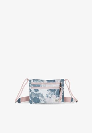 Blå och vit tie-dye crossbody-väska med rosa remmar, som har en framficka med dragkedja och logopatch. Tillverkad av hållbart tyg.