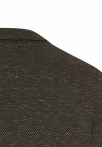 Mørkebrun tekstil med et subtilt mønster. Har en let glans og et rent, struktureret kravedesign med en glat finish.