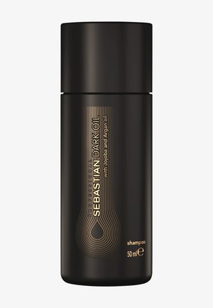 La bottiglia di shampoo Sebastian Dark Oil, da 50 ml, presenta un design elegante di colore nero con testo dorato e un motivo a goccia, con una finitura opaca e texturizzata.