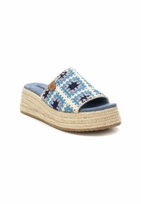 Sandalia tipo croché azul y blanca con suela de yute trenzado estilo espadrille, que presenta una plantilla acolchada de color azul claro y un acento de logo.