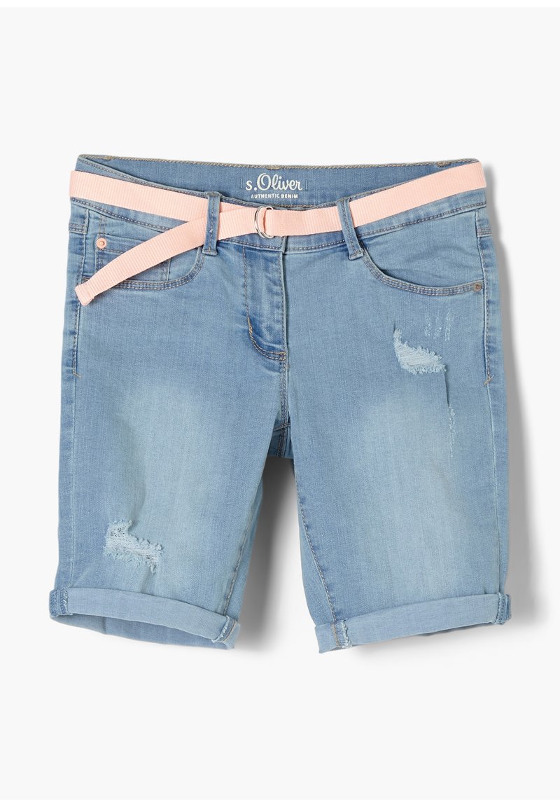 Pantalones cortos de mezclilla en azul claro con dobladillo enrollado, que cuentan con un cinturón de tela rosa, detalles desgastados y dos bolsillos frontales.
