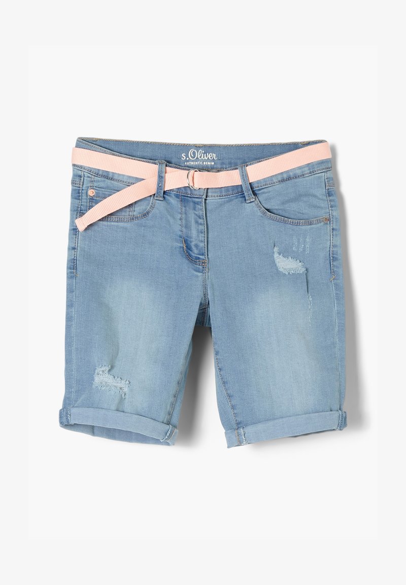 Hellblaue Jeansshorts mit umgeschlagenem Saum, einem rosa Stoffgürtel, verwaschenen Akzenten und zwei Fronttaschen.