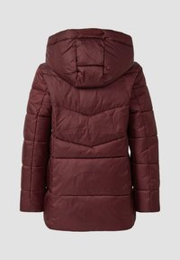 Bordeauxrode donsjas met capuchon, voorzien van een doorgestikte textuur en een chevronpatroon op de achterkant, gemaakt van lichtgewicht, waterafstotend materiaal.