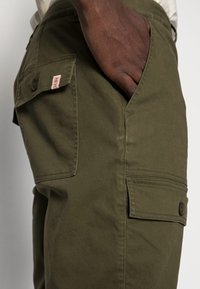 REVOLUTION BOTTOMS - Calças - army