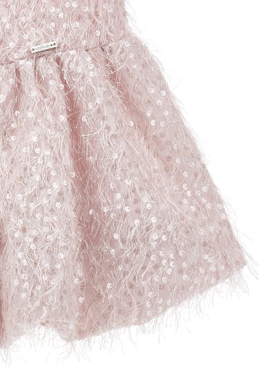 Ροζ ύφασμα τούλι με φτερωτές φράτζες και λευκές παγέτες, με μια μικρή μεταλλική ετικέτα σε σχήμα ορθογωνίου με το όνομα της μάρκας "MONNALISA".