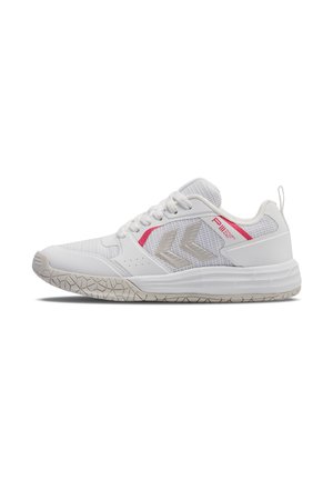 Baskets blanches de sport avec tige en mesh, accents roses et semelle texturée grise. Présente un motif en vagues sur le côté et un design à lacets.