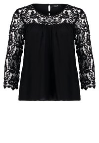 Sort bluse med lange, gennemsigtige blondesleeves, der har blomster mønstre, en rund udskæring, og drapering ved brystet, nøglehuls lukning bagpå.