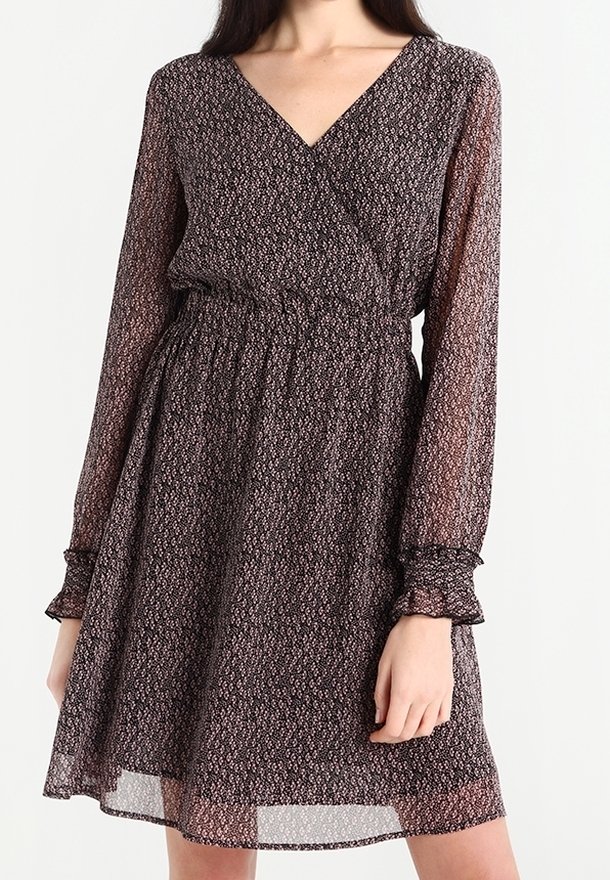 Vestido negro con flores, de corte envolvente y mangas largas, con cintura fruncida y un dobladillo fluido. Tejido ligero y transparente con un patrón delicado.