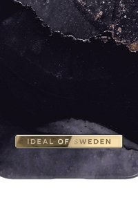 Czarny marmurowy futerał na telefon z złotą płytką z logo "IDEAL OF SWEDEN". Gładka tekstura z błyszczącym wykończeniem i organicznymi wzorami.