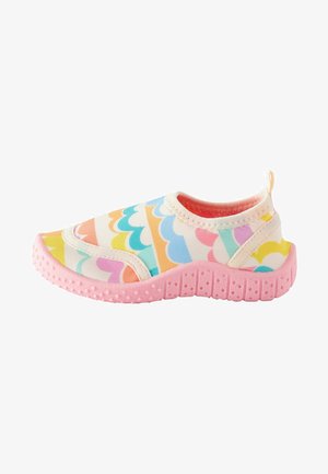 Bunte Slipper mit einem weichen Stoffoberteil, das ein Wellenmuster in Pastellfarben aufweist. Leichte pinke Gummisohle mit strukturiertem Grip.