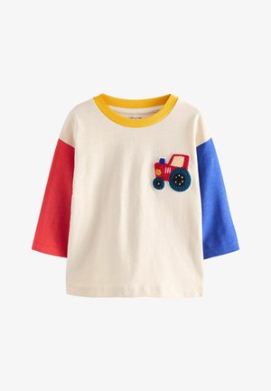 T-shirt bianco a maniche lunghe con maniche rosse e blu, collo giallo a coste e dettaglio del trattore rosso ricamato sul davanti.